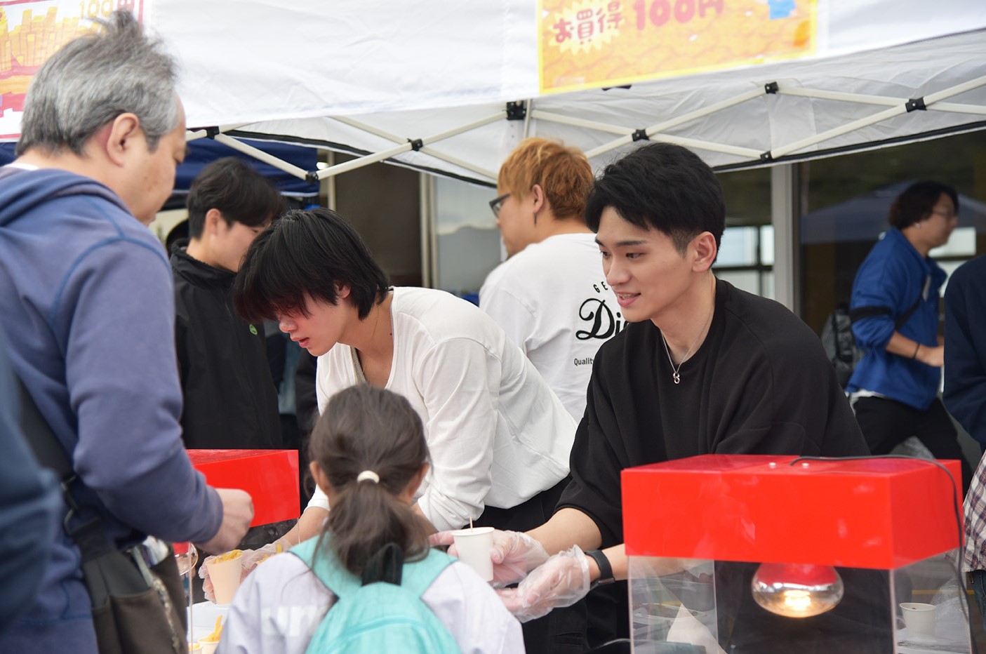 出店で従業員が店員をやっている様子