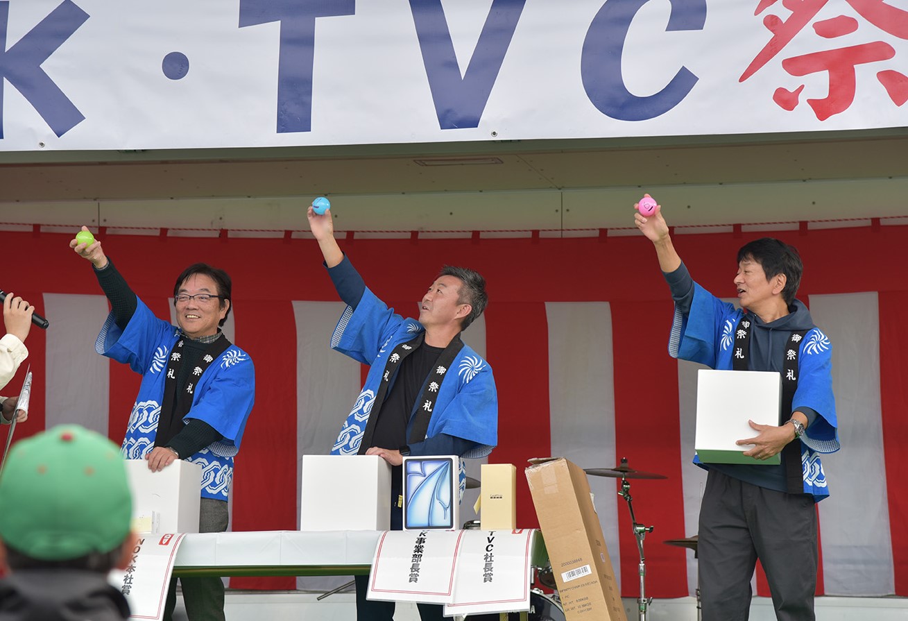 大抽選会で番号を引いている様子