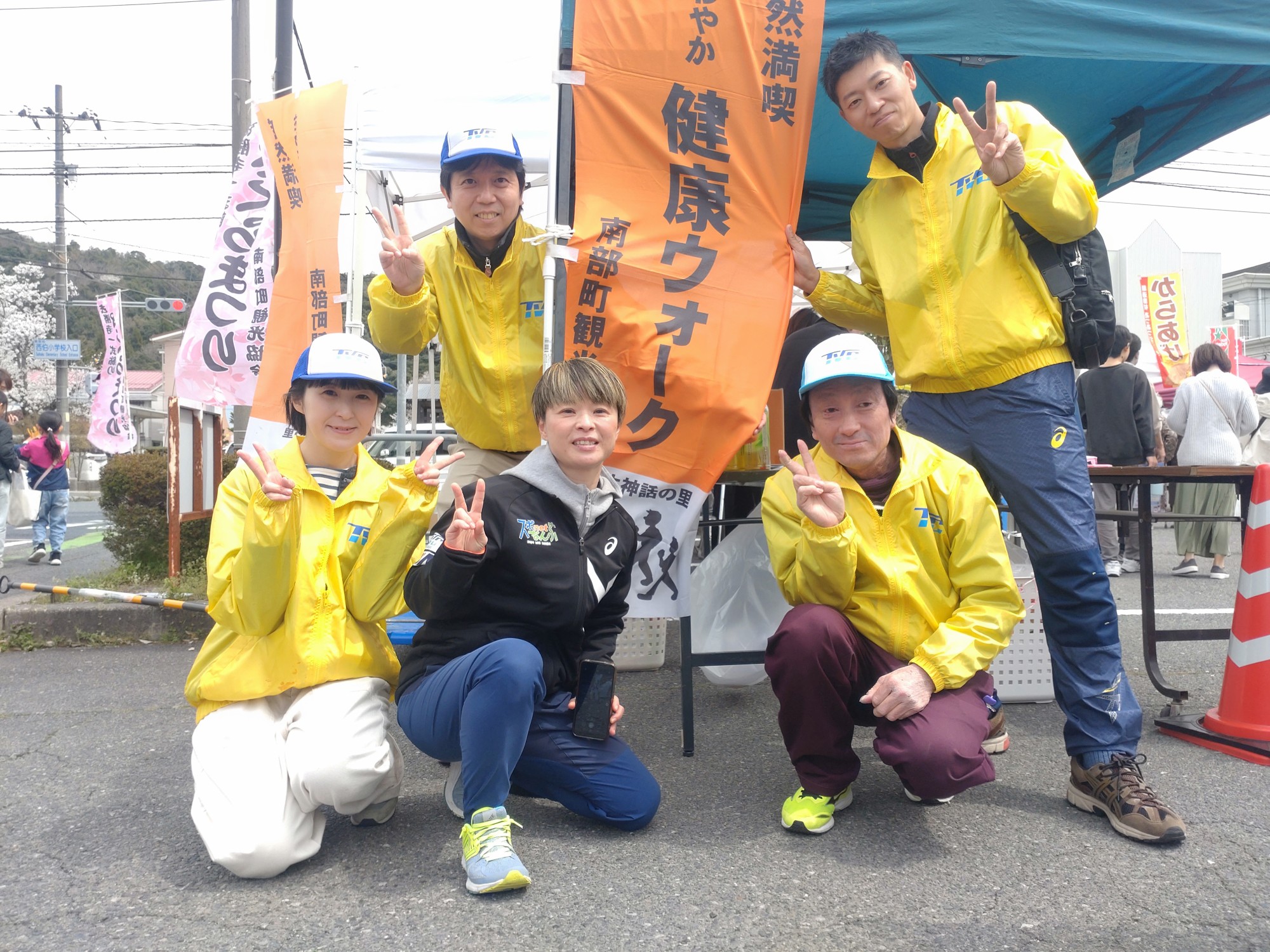 会社周辺のごみ拾い活動をする様子