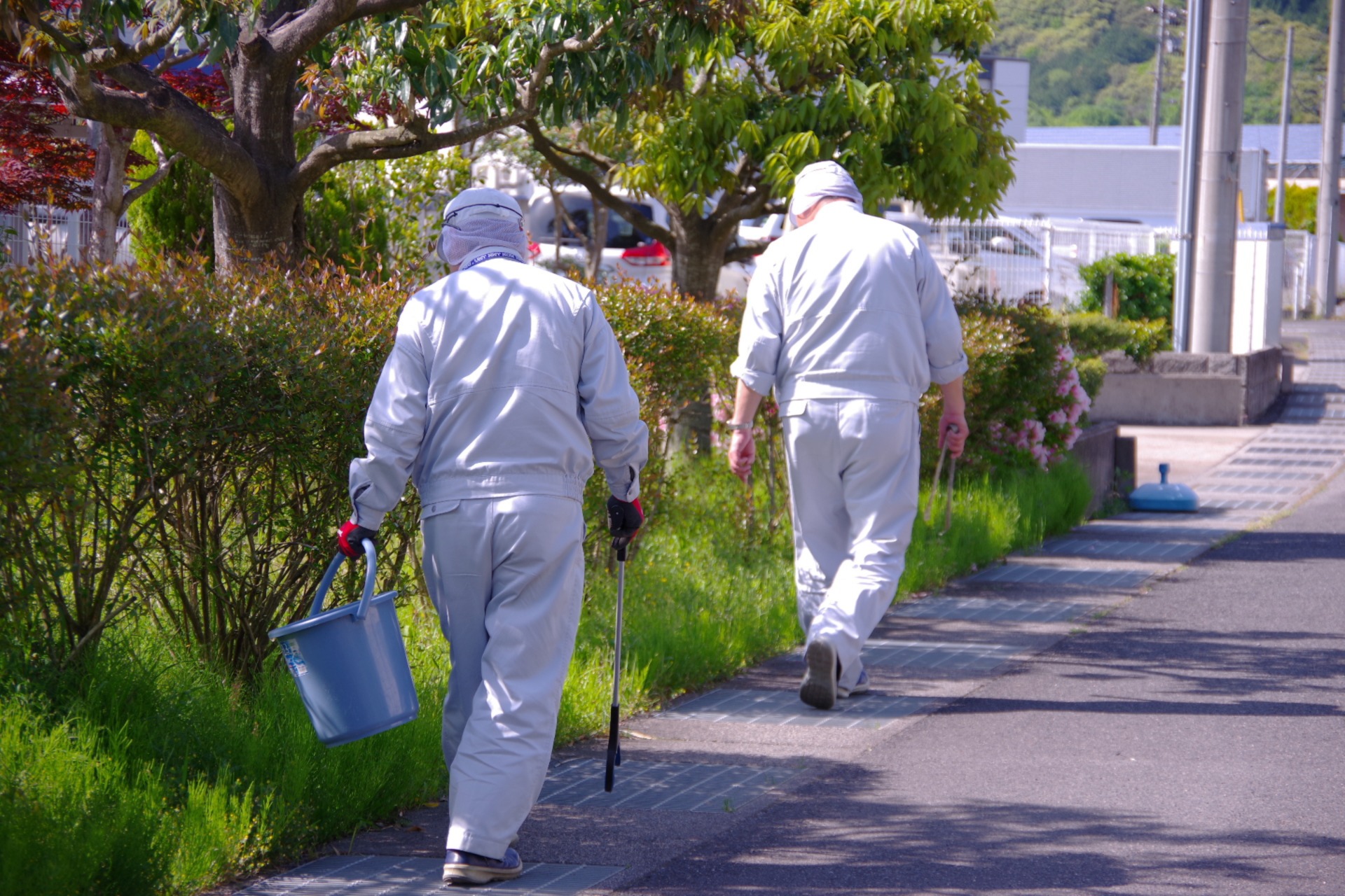 会社周辺のごみ拾い活動をする様子