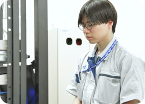 パソコンのメンテナンスをしている様子