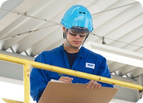 設備の点検をしている様子