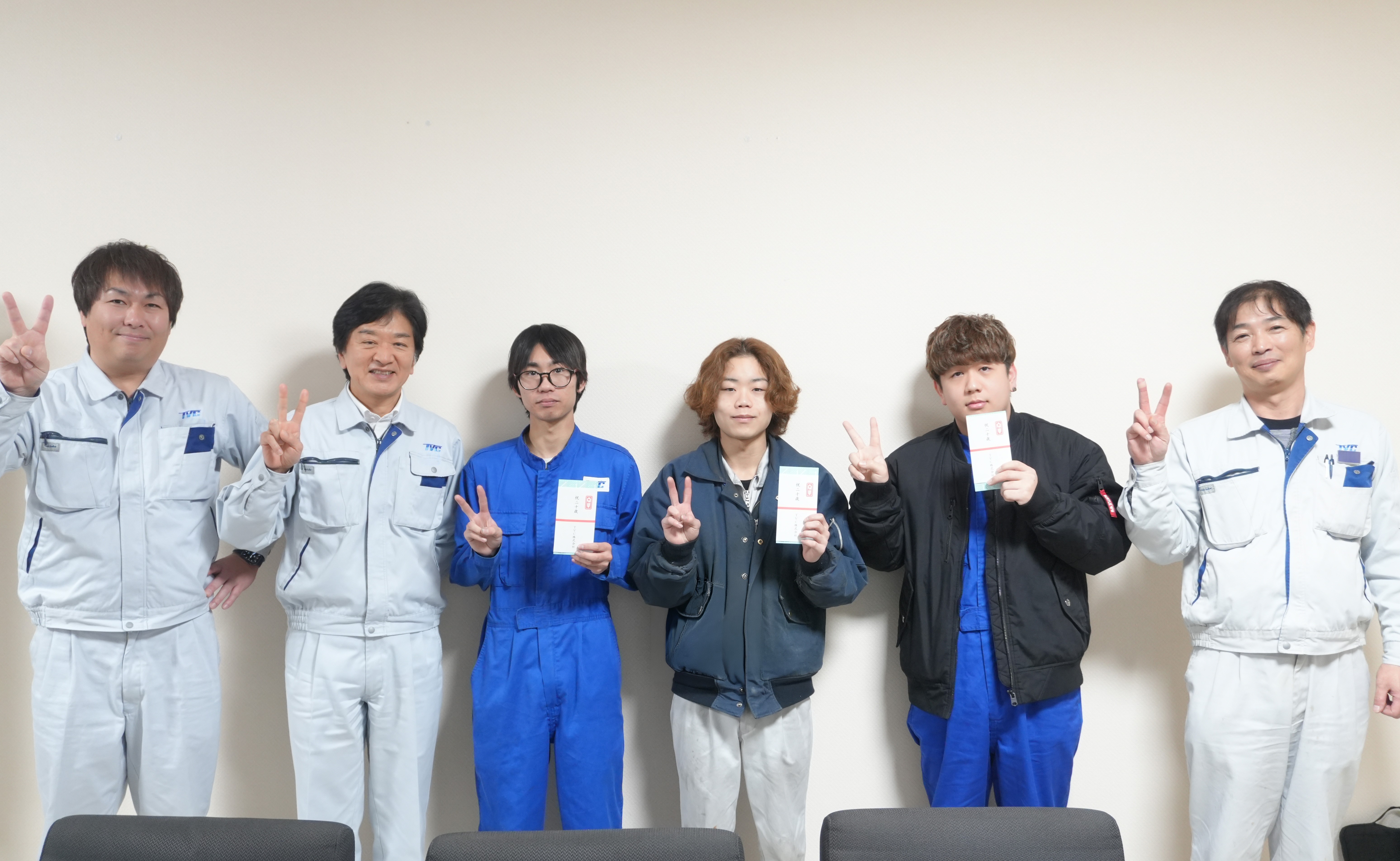 二十歳の祝いに参加した社員3名と社長と部長