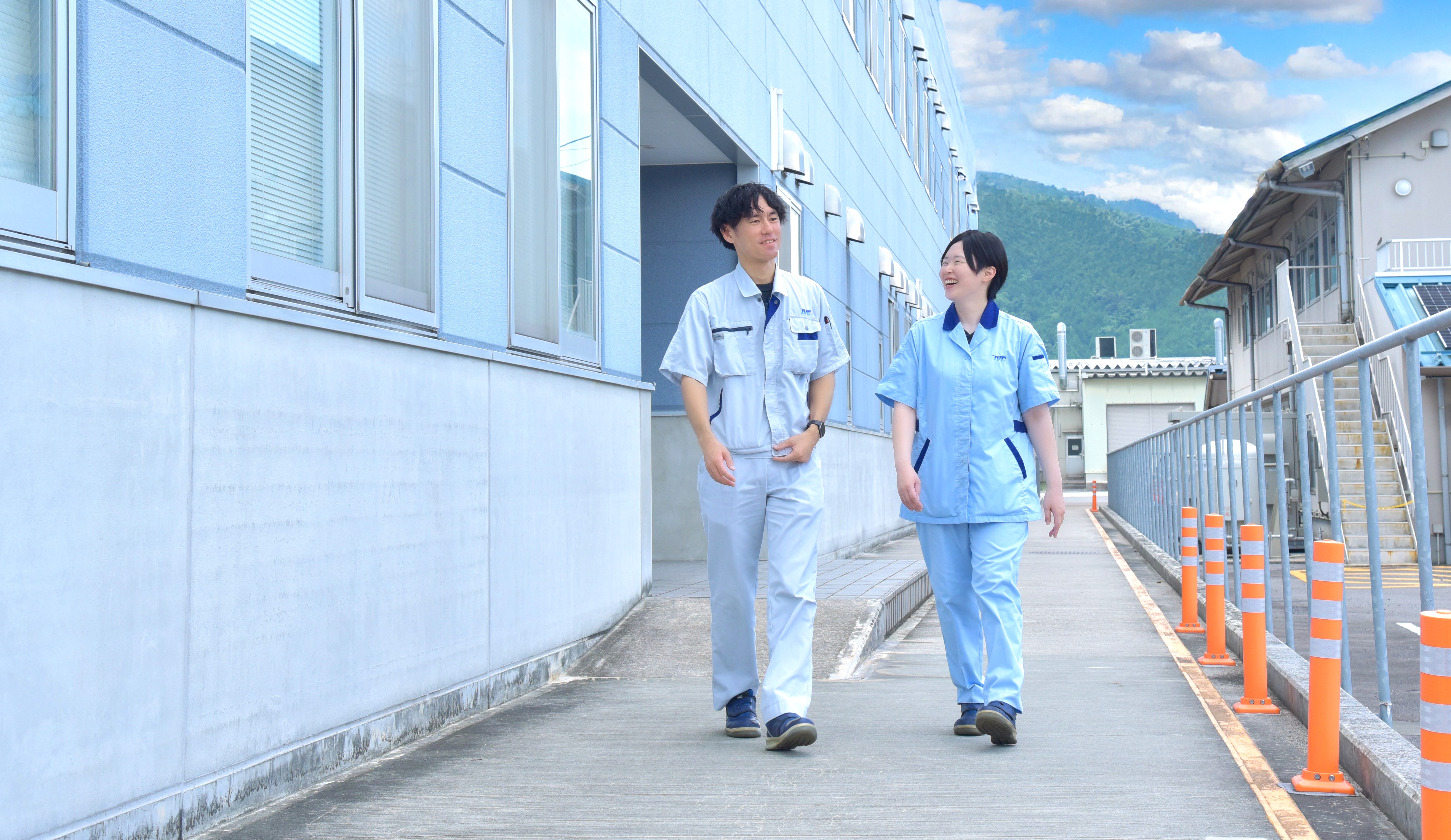 男性と女性が笑いあっている写真